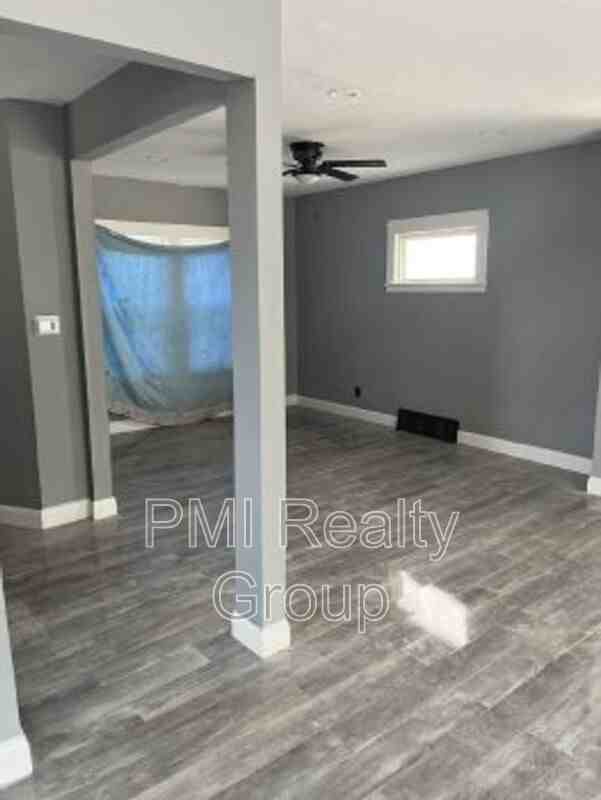 12203 Castlewood Ave - Photo 4 of 38