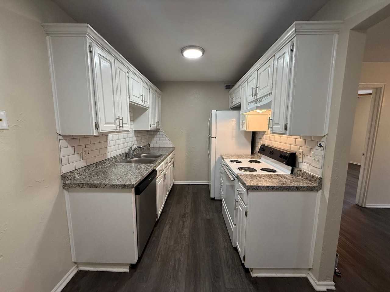 2021 Nw 25th St - Photo 5 of 15