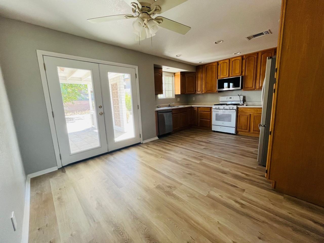 1212 Carson St - Photo 4 of 8