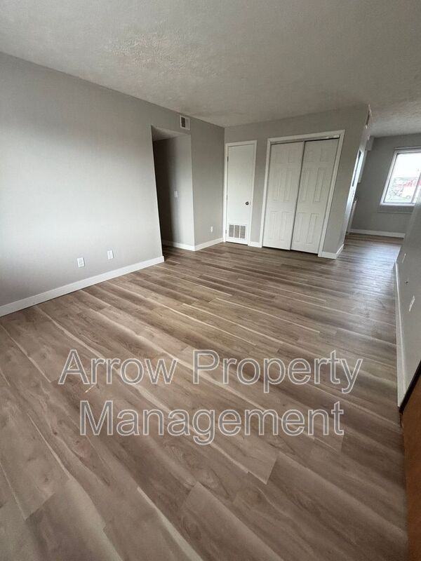 2481 E Pkwy #14 - Photo 2 of 13