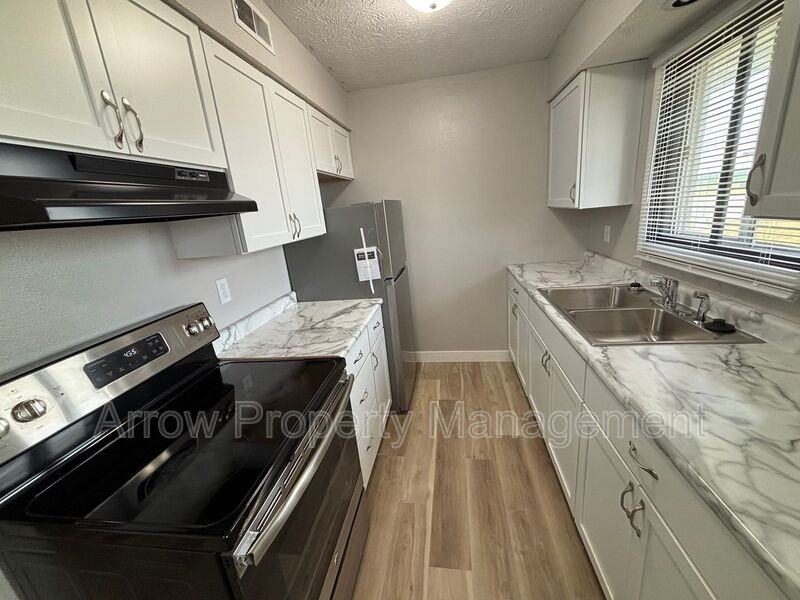 2481 E Pkwy #14 - Photo 4 of 13