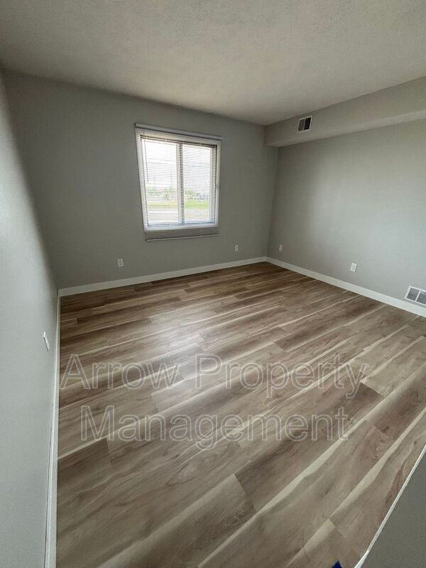 2481 E Pkwy #14 - Photo 7 of 13