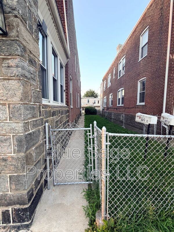 621 W 7th St #C - Photo 2 of 14