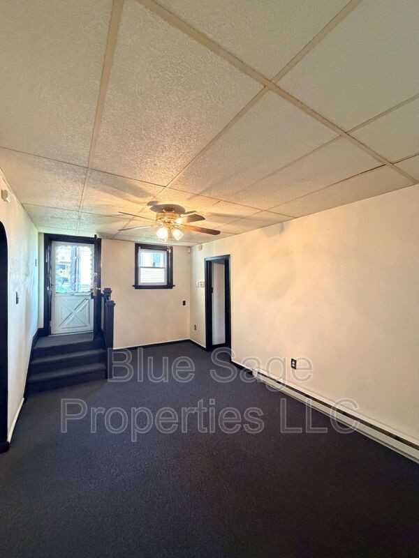 621 W 7th St #C - Photo 3 of 14