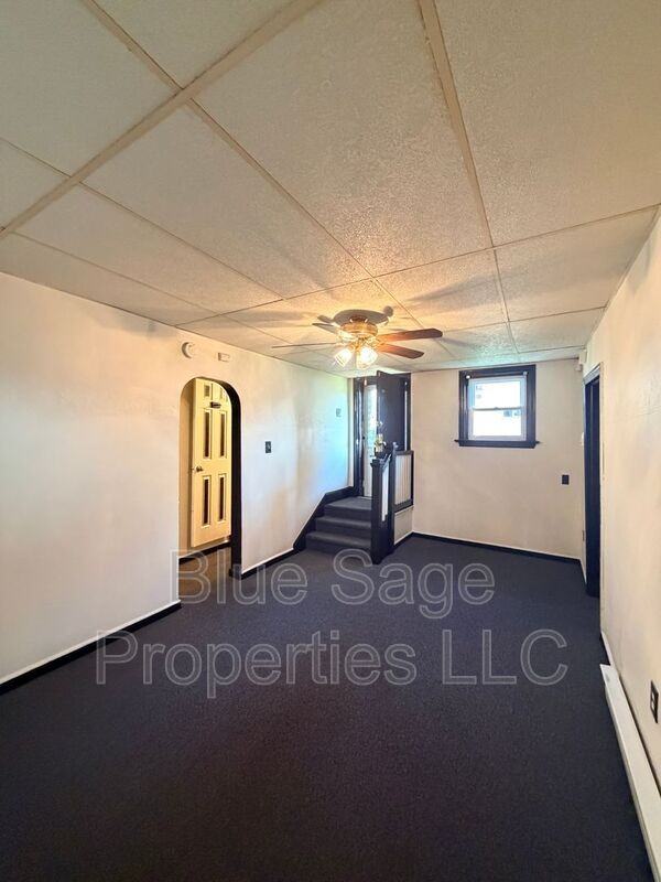 621 W 7th St #C - Photo 4 of 14