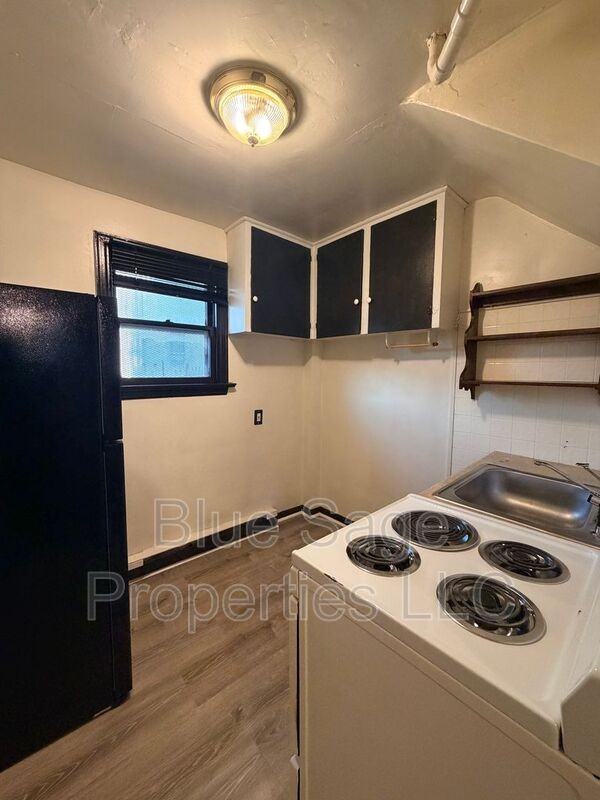 621 W 7th St #C - Photo 6 of 14