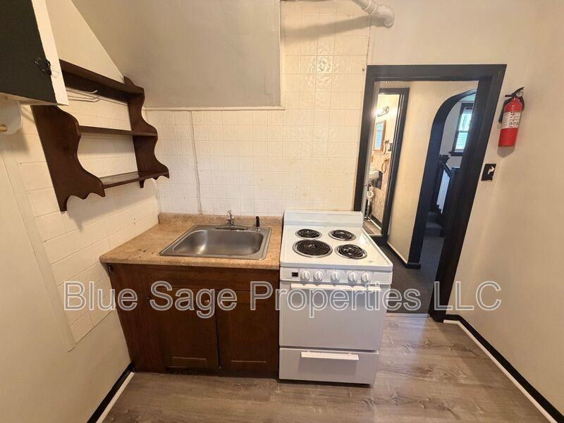 621 W 7th St #C - Photo 7 of 14