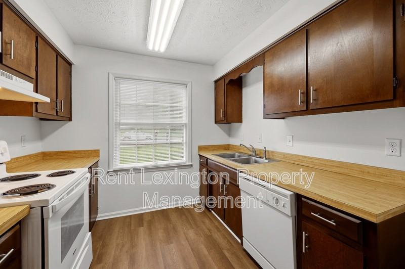 3215 Aqueduct Dr #B - Photo 3 of 26