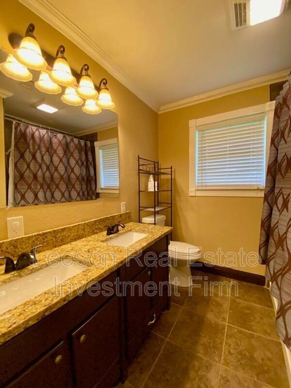 9418 Poinsetta Dr - Photo 6 of 11