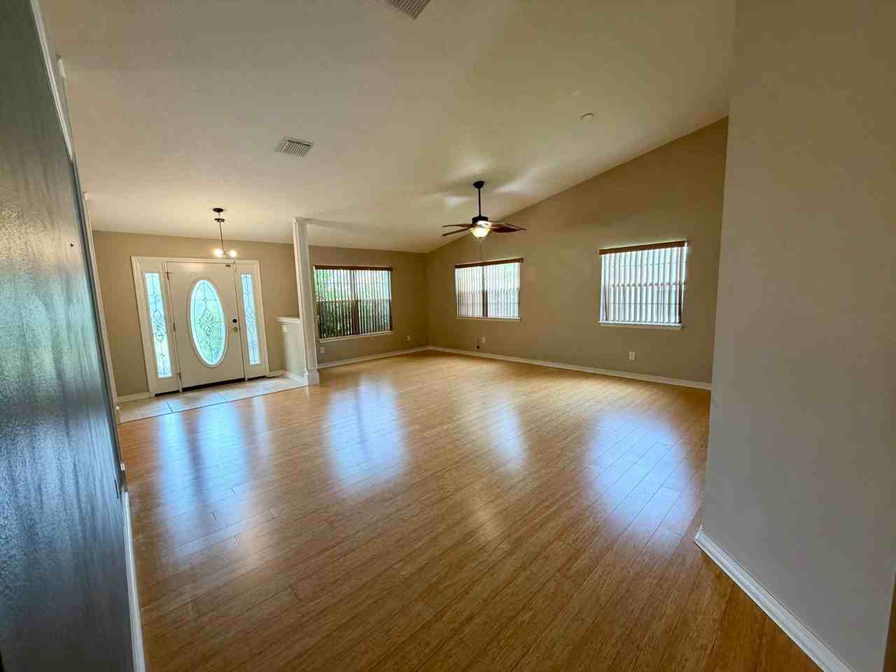 230 Oxford Ave - Photo 7 of 19