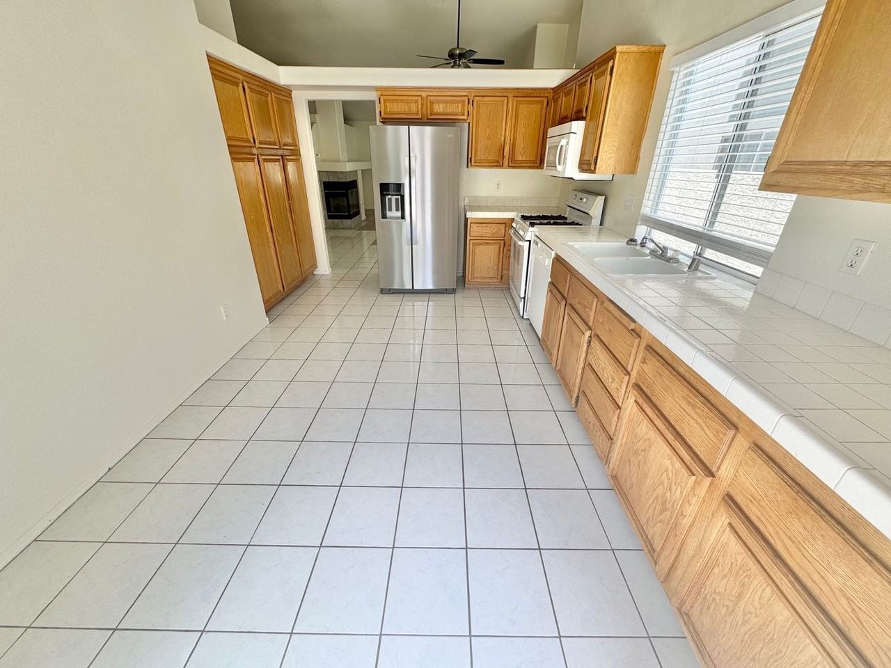 8133 W Rochelle Ave - Photo 2 of 25