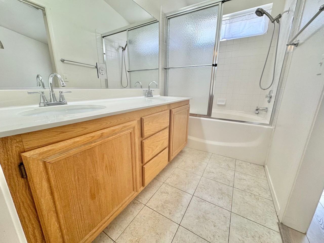 8133 W Rochelle Ave - Photo 4 of 25