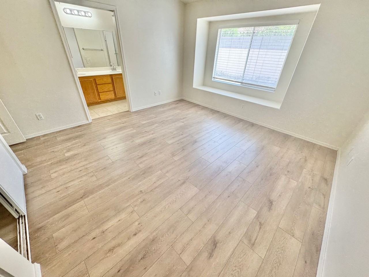 8133 W Rochelle Ave - Photo 5 of 25