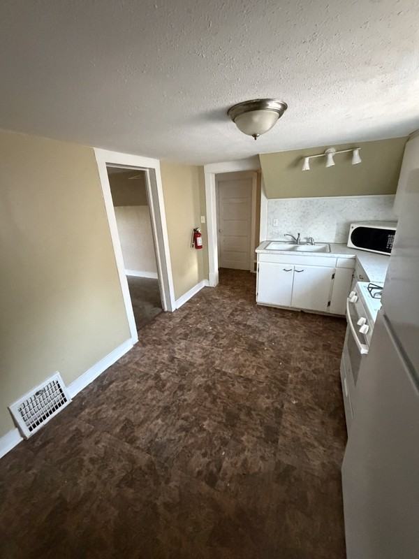 2916 Roosevelt St - Photo 3 of 10