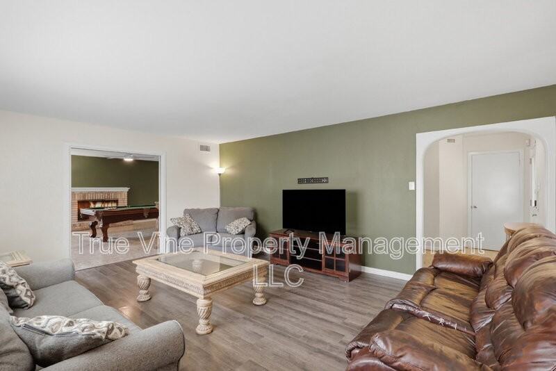 2423 W Gramercy Pl - Photo 5 of 40