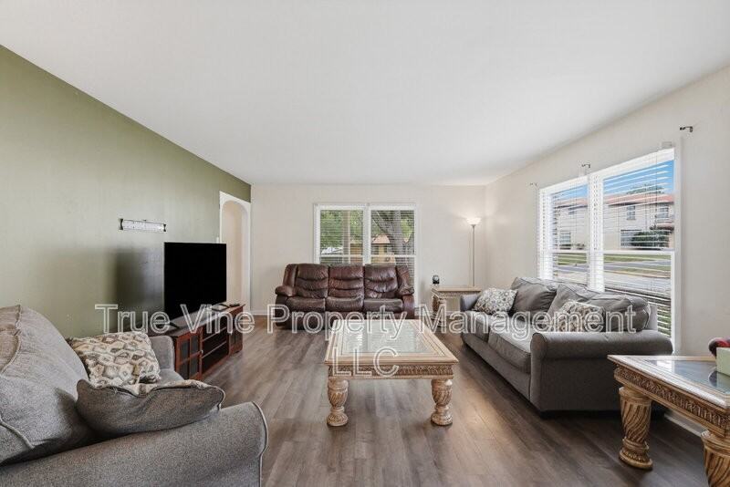 2423 W Gramercy Pl - Photo 6 of 40