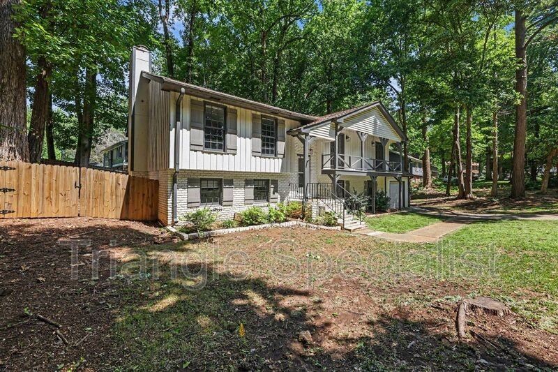 1012 Askham Dr - Photo 4 of 17