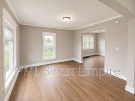 featured image of 918 W 10th St