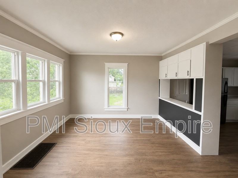 918 W 10th St - Photo 2 of 8