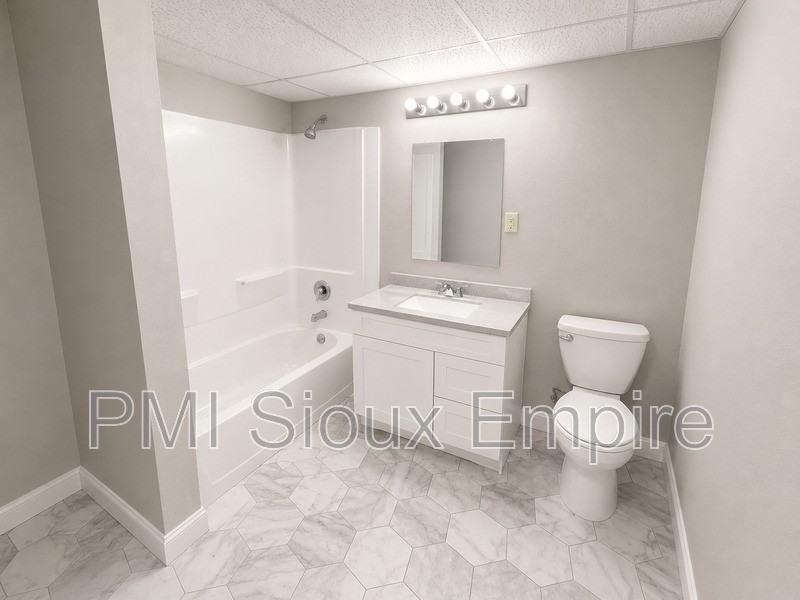 918 W 10th St - Photo 5 of 8