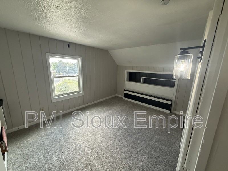 918 W 10th St - Photo 6 of 8
