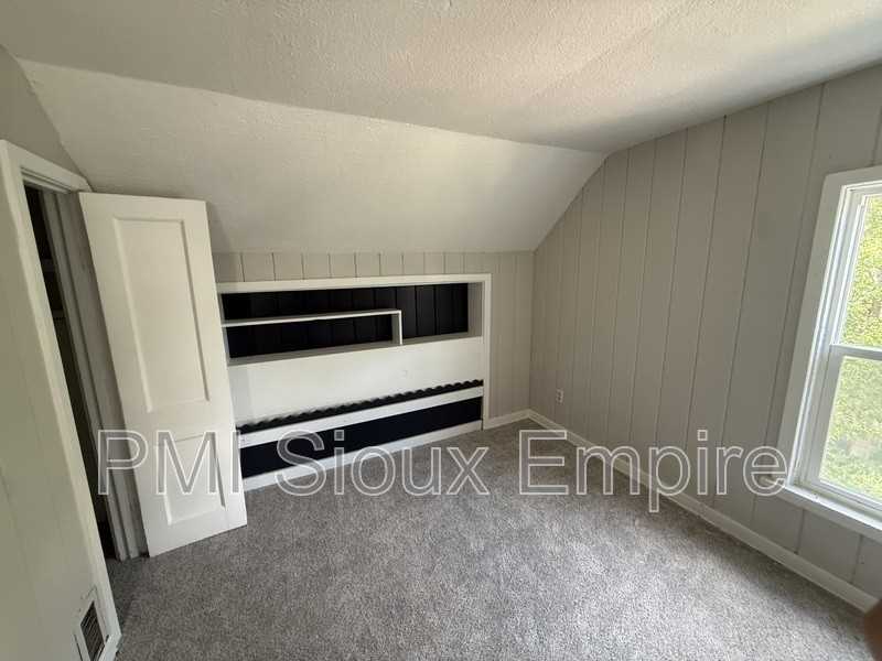 918 W 10th St - Photo 7 of 8