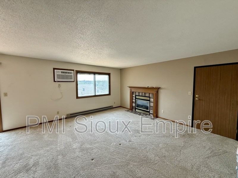 1101 E 9th St #1