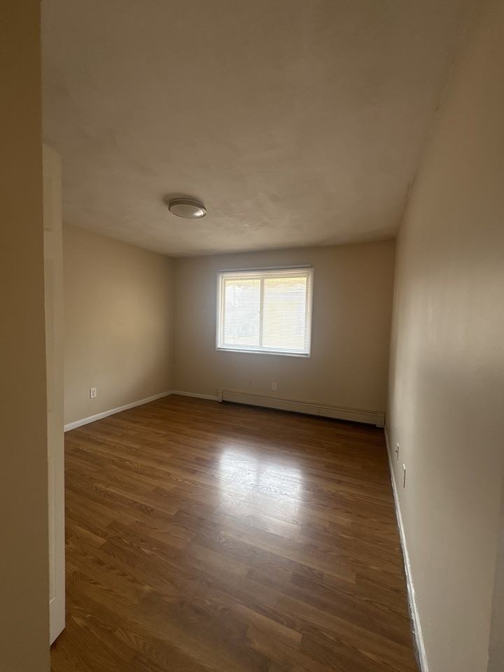 950 5th St #D - Photo 3 of 7
