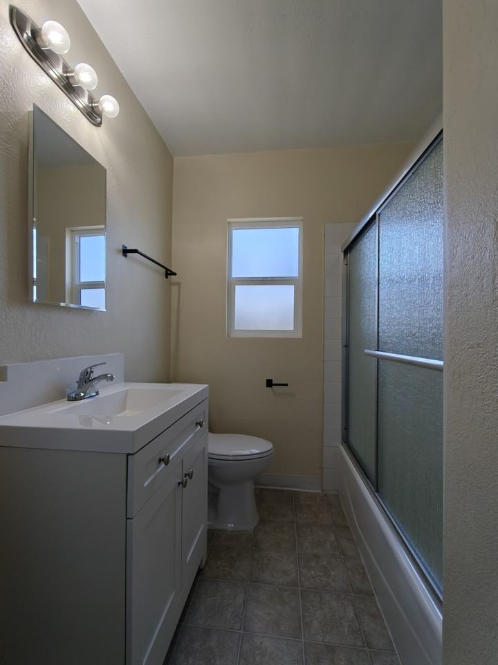10223 Darby Ave #5 - Photo 5 of 12