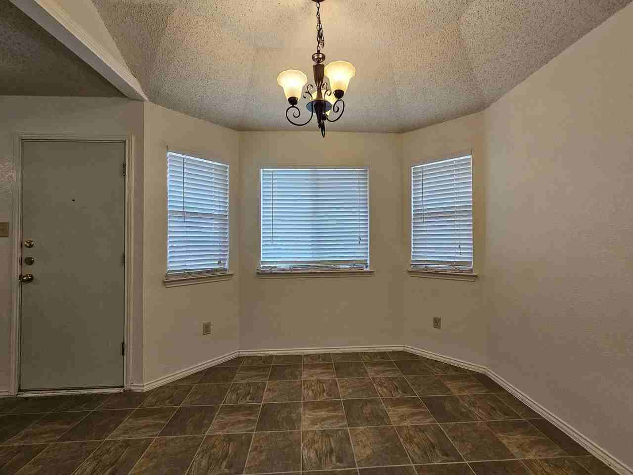 5101 Glennwood Dr - Photo 4 of 11