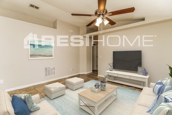 1837 Lacy Ln - Photo 4 of 15