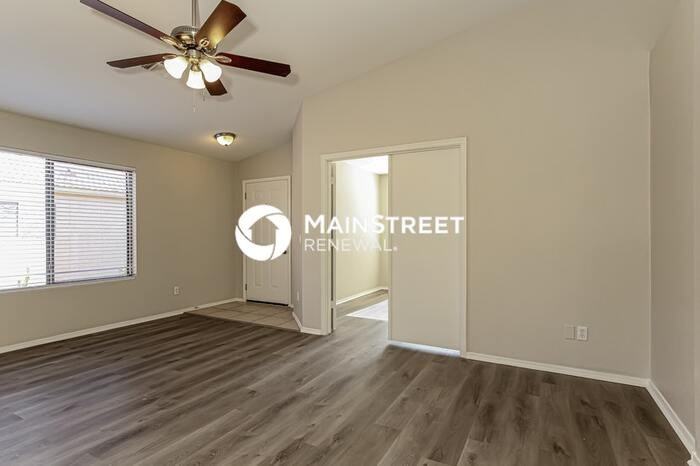 8818 W Loma Ln - Photo 4 of 16