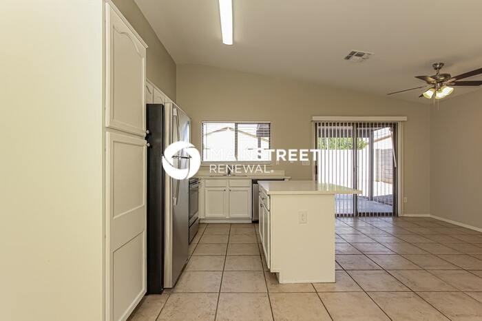 8818 W Loma Ln - Photo 5 of 16