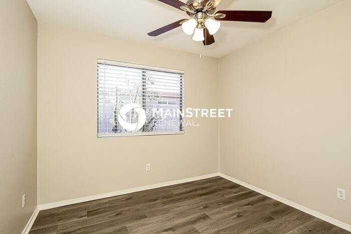 8818 W Loma Ln - Photo 7 of 16