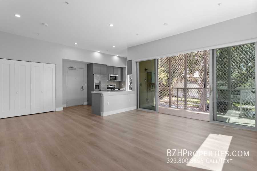 1223 N Hayworth Ave - Photo 2 of 24