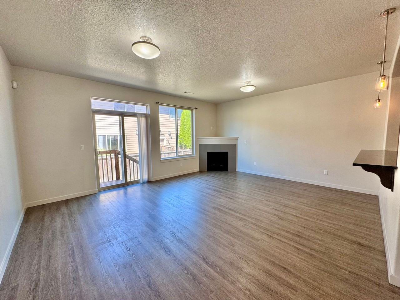 5724 Ne 47th St - Photo 4 of 40