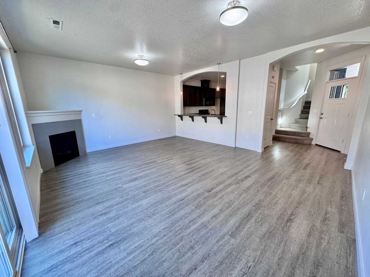5724 Ne 47th St - Photo 5 of 40