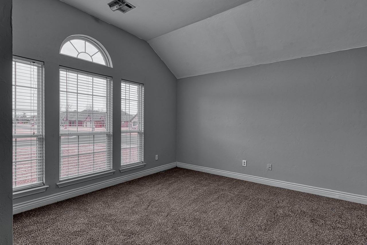 11208 Nw 102nd St - Photo 5 of 27