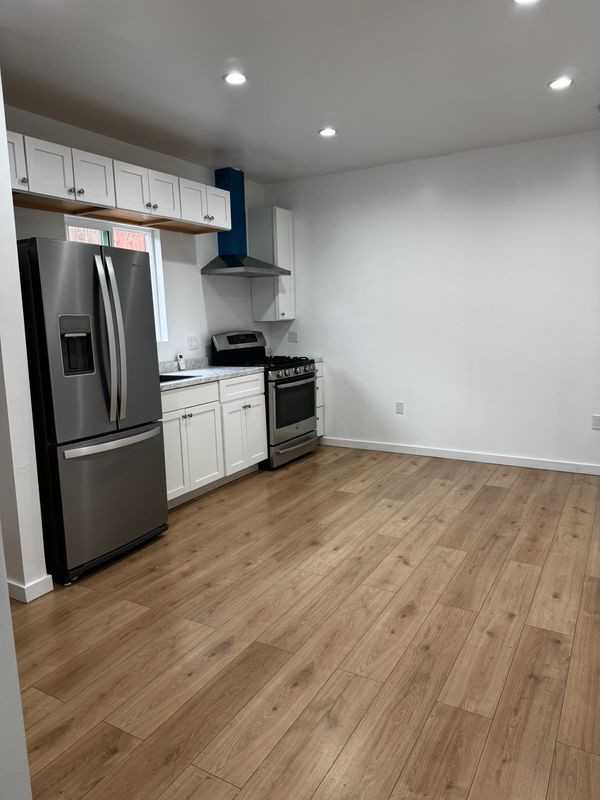 9431 Nagle Ave - Photo 4 of 6