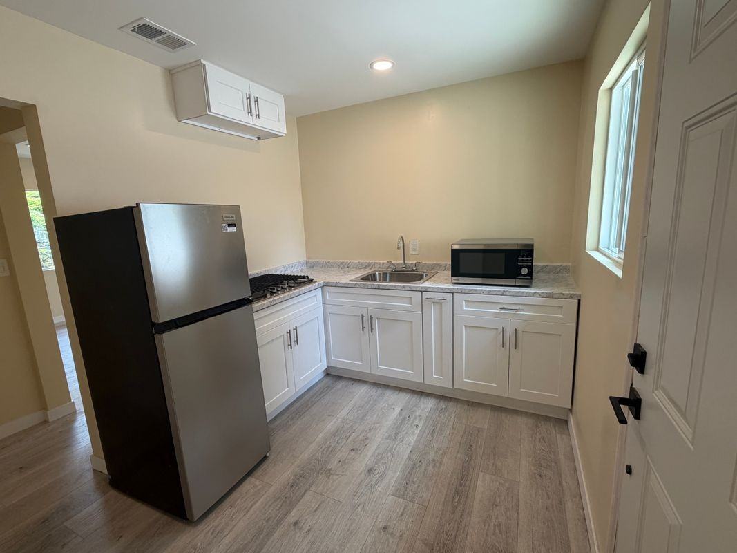 7912 White Oak Ave ##B - Photo 3 of 7