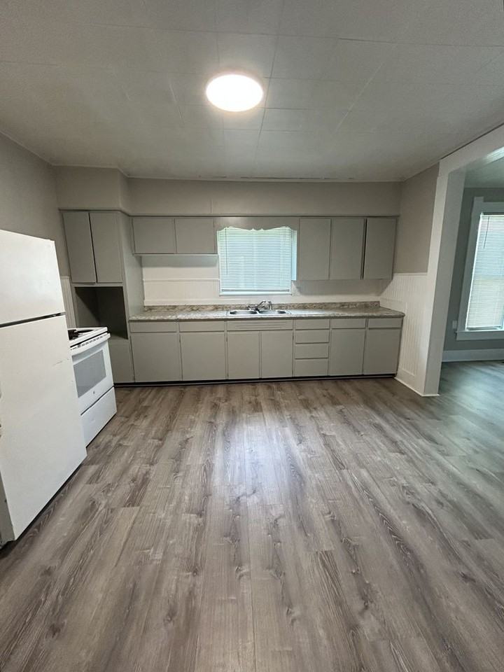 810 N Elm St - Photo 3 of 14