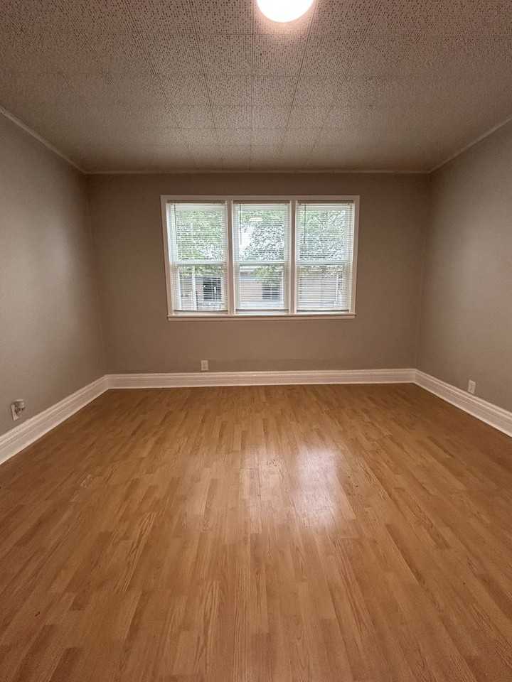 810 N Elm St - Photo 4 of 14