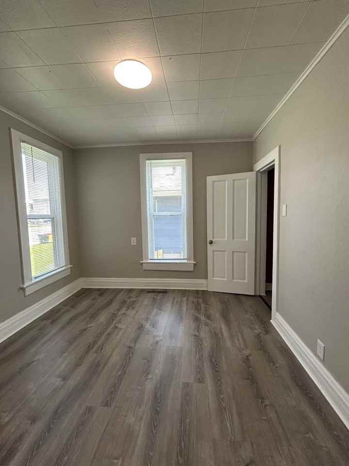 810 N Elm St - Photo 7 of 14