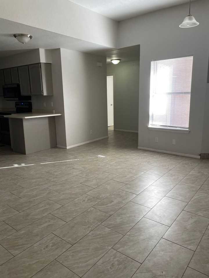 1005 Ivy Dr - Photo 2 of 13