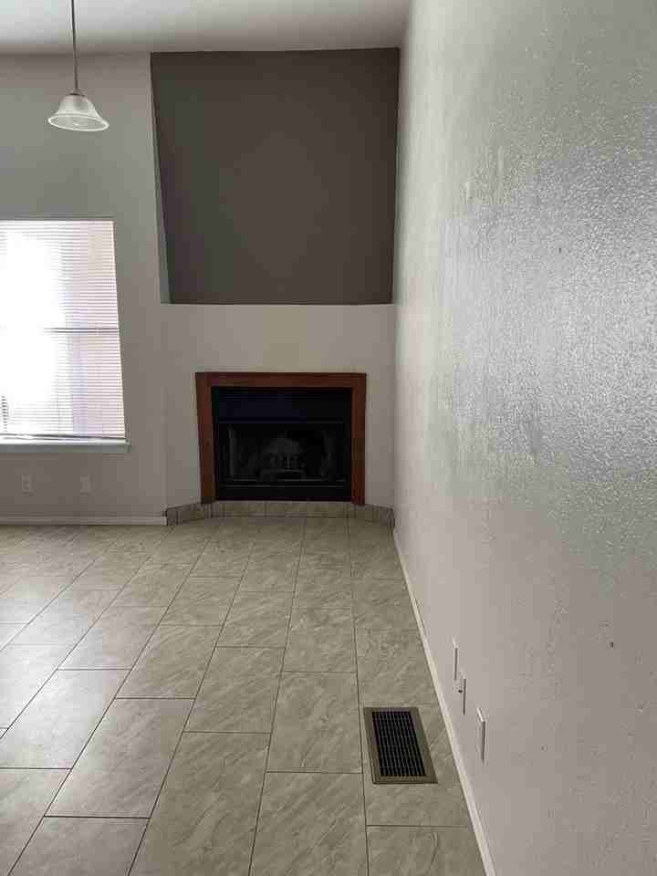 1005 Ivy Dr - Photo 3 of 13