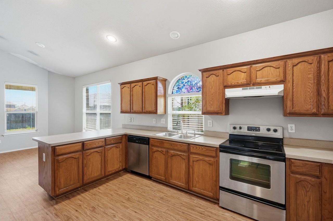 1113 Beaverwood Ln - Photo 3 of 29