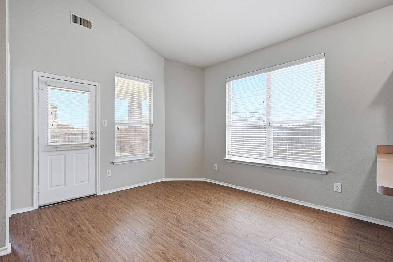 1113 Beaverwood Ln - Photo 4 of 29