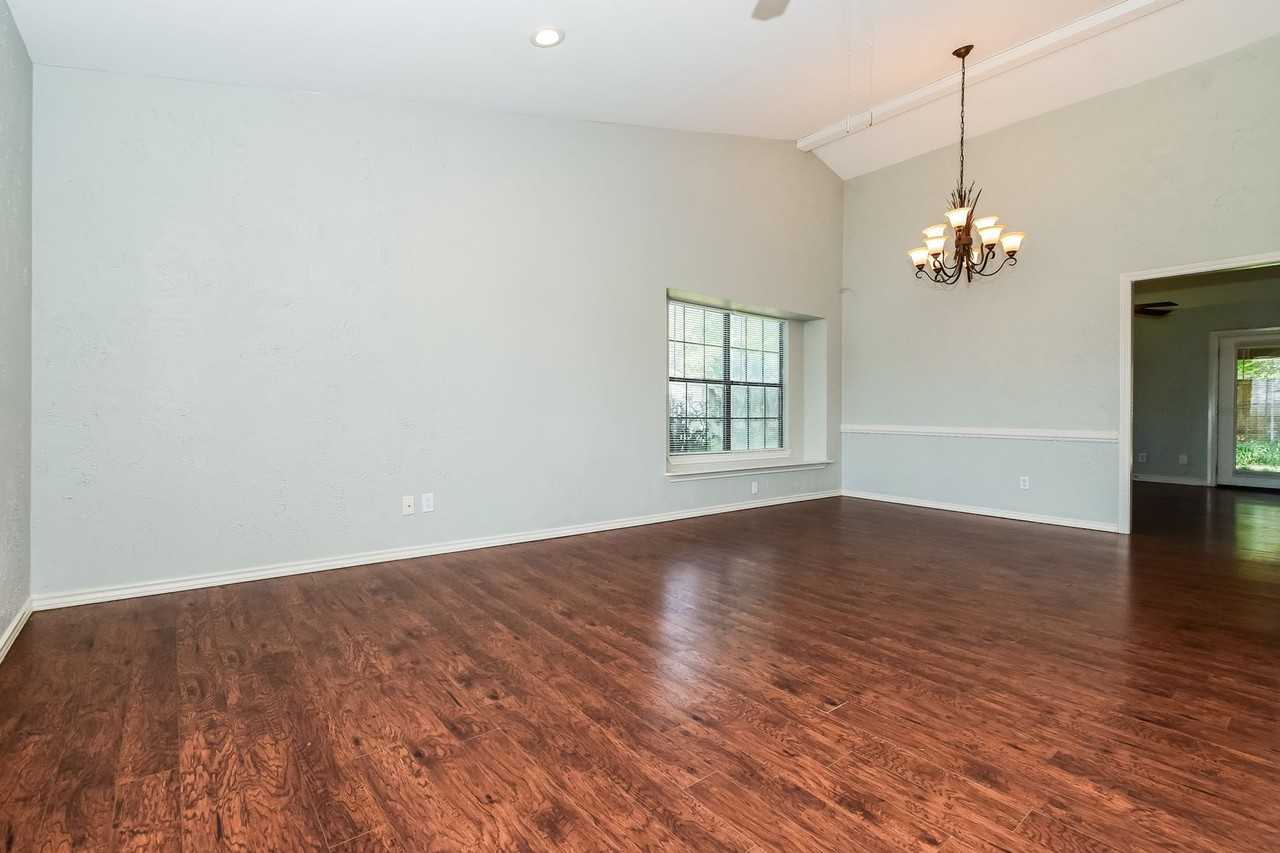 6113 Denver St - Photo 4 of 16