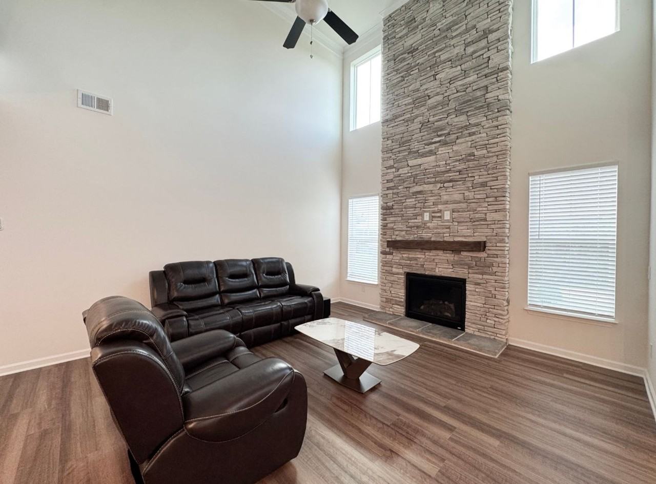 612 Columbus Cir - Photo 4 of 21