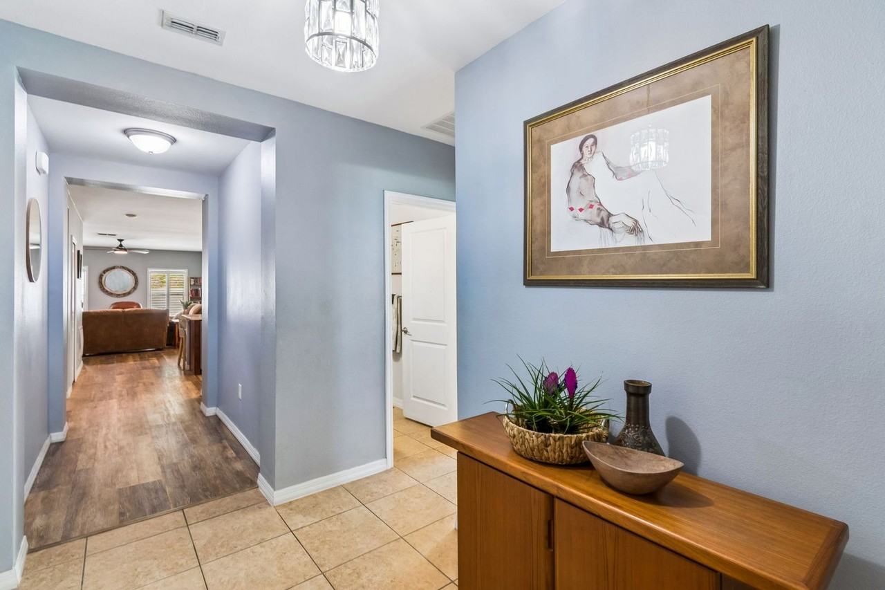 107 Park Hurst Ln - Photo 2 of 36